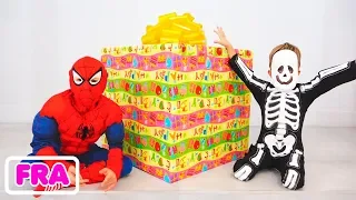 Vlad et Nikita choisissent les cadeaux d’anniversaire pour Romain