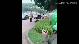 Akibat tidak terima di tilang, Pria ini mengamuk dan menghancurkan motornya di depan polisi