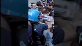 Scontri con la polizia a Torino, dirigente ordina carica sui manifestanti #shorts