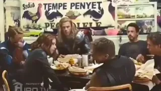 Terciduk..! Avengers terlihat di Indonesia sedang makan bareng di Warteg