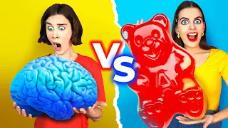 DESAFÍO COMIDA GOMOSA VS COMIDA DE VERDAD ! Comer el cerebro gomoso más grande del mundo!