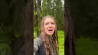 Auto steckt nach Dauerregen im Wald fest😳