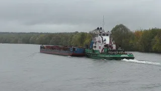 Буксир-толкач Яркий с баржей БН-1 идет вверх по Москва-реке