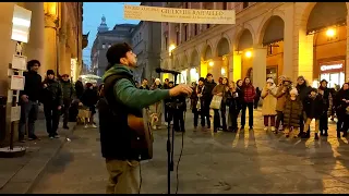 Artista di strada canta "Bella Ciao" - Live in Bologna