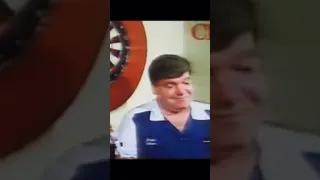 Jocky Wilson destroys the winning cheque of Eric Bristow 😳😬🤣 #darts #shorts #legends