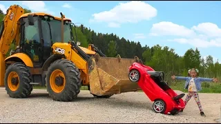Daddy Ride on The Tractor Excavator and Helps Sofia which Stuck on Children's Car