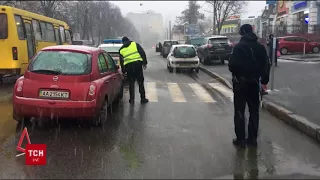 Вилетів на автобусну зупинку, збив двох людей і дитину – на столичному Подолі сталася аварія