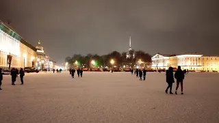 Зимний Санкт-Петербург, Дворцовая площадь, песню Бориса Гребенщикова исполняет уличный музыкант...