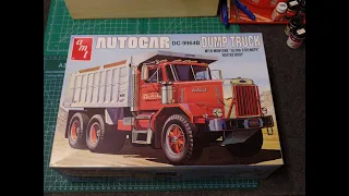 Autocar DC9964B Dump Truck AMT 1:25 Scale Model Car Kit Unboxing