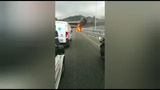 Auto in fiamme, lunghe code in autostrada