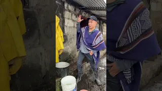 John Valverde recolecta agua de la lluvia