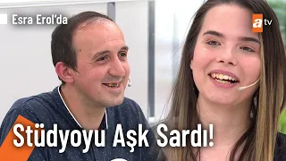 Sen de beni seviyorsun Şule hadi itiraf etti! @EsraErolatv 8 Haziran 2022