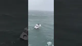 Огромная волна перевернула яхту недалеко от Портленда