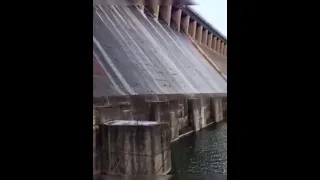 Вода на Братской ГЭС переливается через шандоры