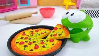 Cocinamos pizza con Om Nom. Vídeo de juguetes infantiles.
