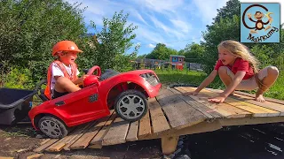 Дети и Машина. Диана и Даня играют в строителей, делают мост для красной машины. МанкиТайм