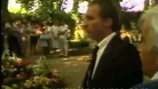 Elizabeth Taylor visits Richard Burton's gravesite 1984