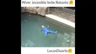 Bebé se salva de ahogarse flotando en el agua