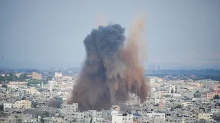 شاهد: لحظة انهيار برج سكني وسط قطاع غزة جراء القصف الجوي الإسرائيلي العنيف على غزة