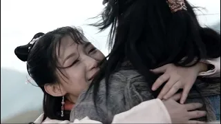 They hugged tightly together. The girl shares the joys and sorrows with Qiao Feng