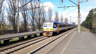 ER9M train passing through station in Kyiv. Ер9М-544 слідує станцією Новобіличі у Києві