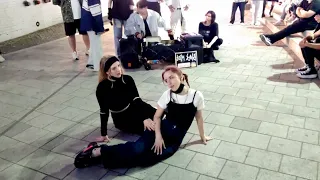 MONDAY. BLACK MIST, LIA WITH HER SISTER. BEAUTIFUL FASCINATING BUSKING. HONGDAE.