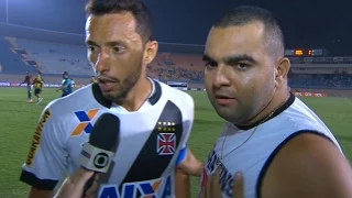 Torcedor do Vasco invade entrevista - 22/08/2015 - HD