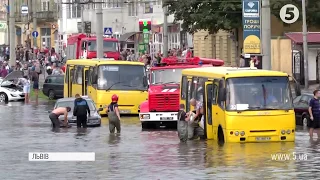 Вулиці перетворилися на річки: наслідки сильної зливи у Львові