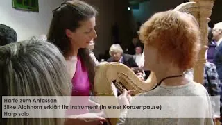 Harfe zum Anfassen: Silke Aichhorn erklärt ihr Instrument (in einer Konzertpause)