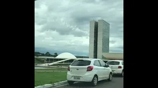 Avião caça atravessando as Torres do congresso Nacional