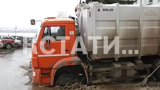 Растворимый асфальт - сразу два автомобиля в центре города провалились под землю