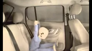 Ребенок без автокресла на заднем кресле автомобиля