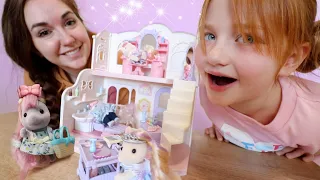 Pony Hair Salon with MOM!!  Adley plays neighborhood doing a Calico Critters best friends makeover!