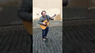 Amazing Czech busker with an amazing voice in Prague!!!