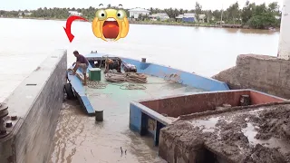 [718] too attractive, the barge filled with sand used its strength to push the gate of the dam