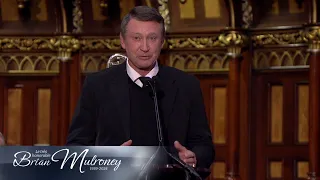 Funérailles d'État | La légende du hockey Wayne Gretzky a livré un court discours riche en anecdotes