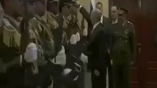 Путин поднял упавшую фуражку солдата почетного караула