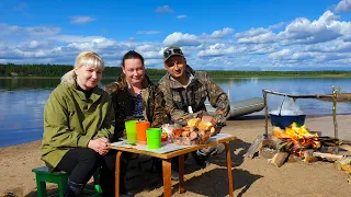 Вывез женщин на рыбалку, и ухой их накормил! Из свежайшей рыбки нашей, той что в речке наловил!