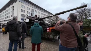 Ein zerstörter Panzer vor der russischen Botschaft in Berlin