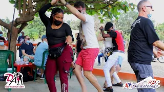 Mira bailan así BACHATA 🎬 🕺💃 EN LA CALLE 😲 2021 | Parejas en el BATEY | República Dominicana