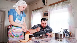 ЖИЗНЬ В УРАЛЬСКОЙ ГЛУБИНКЕ | УКЛАДЫВАЕМ ПЕРВЫЙ ВЕНЕЦ БАНИ | ОЧЕРЕДНОЙ ПОБЕГ | ТРАДИЦИОННАЯ ЕДА