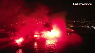 30 ans du sacre de l'OM :  fumigènes en main, les supporters font rougeoyer le littoral marseillais