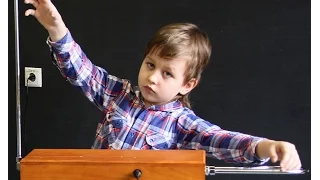 ГЕРМАН (5 лет) играет на терменвоксе задание "Шум и Тишина". День 2.