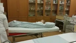 Перемещение пациента с каталки на кровать при помощи слайдера