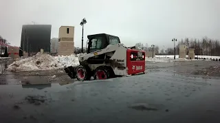 Bobcat S510 с ковшом, уборка снега Бобкэтом