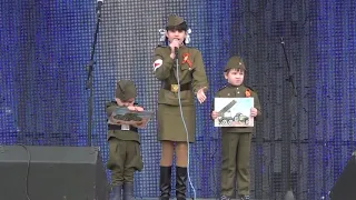 Рисуют мальчики войну – Диана Анкудинова (11 лет), Артур(5 лет) и Ильдар (2 года)
