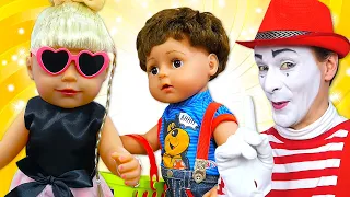 Видео про игрушки: пупсы куклы Беби Бон Сестричка и Братик в салоне красоты и игры с клоуном!