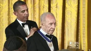 Obama presents Peres with Medal of Freedom