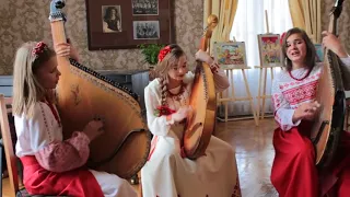 Young ukrainian girls playing the bandura