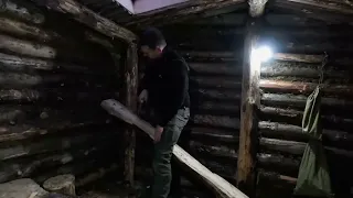 hiding in a huge dugout during a snow storm, spending the night in  bushcraft shelter * 19